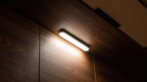 Lampka LED czujnik ruchu do szafy samoprzylepna 92 diody LED Rebal Lampka LED czujnik ruchu do szafy samoprzylepna 92 diody LED Rebal
