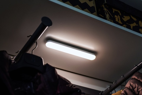 Lampka LED czujnik ruchu do szafy samoprzylepna 92 diody LED Rebal Lampka LED czujnik ruchu do szafy samoprzylepna 92 diody LED Rebal