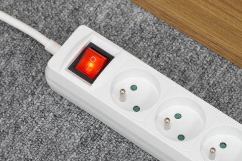 Przedłużacz listwa zasilająca 1,5m 3 gniazda 2xUSB 3x1,0mm2 włącznik Rebel