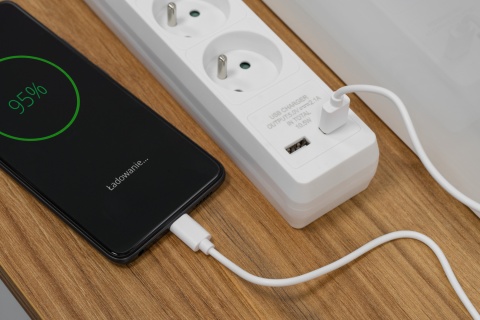 Przedłużacz listwa zasilająca 1,5m 3 gniazda 2xUSB 3x1,0mm2 włącznik Rebel