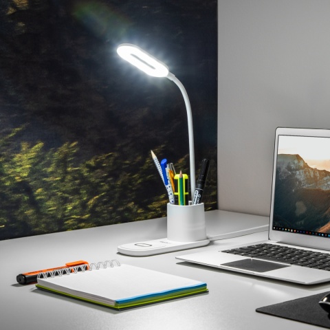 Lampka LED z ładowarką indukcyjną Lampka LED z ładowarką indukcyjną