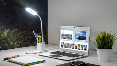 Lampka LED z ładowarką indukcyjną Lampka LED z ładowarką indukcyjną