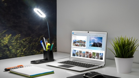 Lampka LED z ładowarką indukcyjną Lampka LED z ładowarką indukcyjną