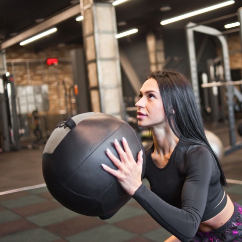 Piłka lekarska rehabilitacyjna do ćwiczeń 4 kg Rebel skórzana Piłka lekarska rehabilitacyjna do ćwiczeń 4 kg Rebel skórzana