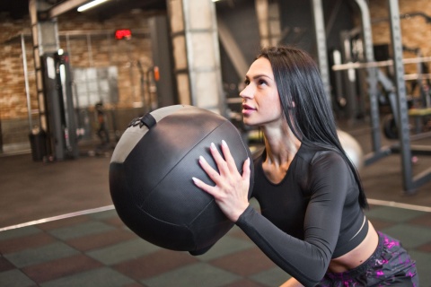 Piłka lekarska rehabilitacyjna do ćwiczeń 4 kg Rebel skórzana Piłka lekarska rehabilitacyjna do ćwiczeń 4 kg Rebel skórzana