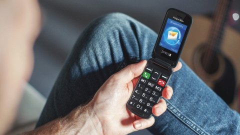 Telefon dla seniora Kruger&Matz z klapką SOS
