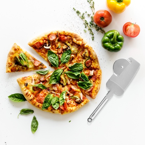 Nóż do pizzy z tarczą tnącą zębami tnącymi brzegi oraz łopatką z zaciskiem Teesa