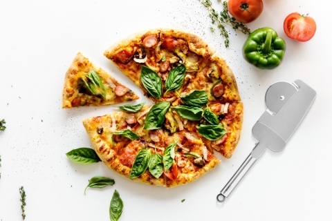 Nóż do pizzy z tarczą tnącą zębami tnącymi brzegi oraz łopatką z zaciskiem Teesa